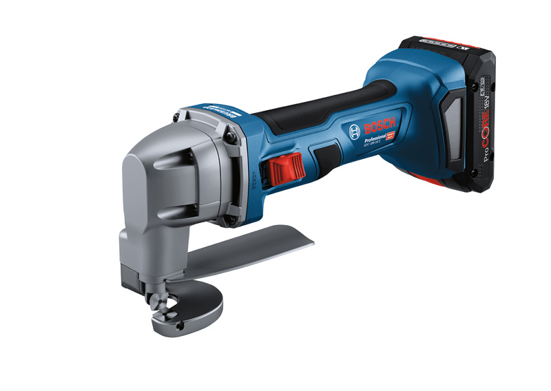 Akku-Metallschere GSC 18V-16 E von Bosch zum Schneiden von Stahl. Produktbild dynamisch