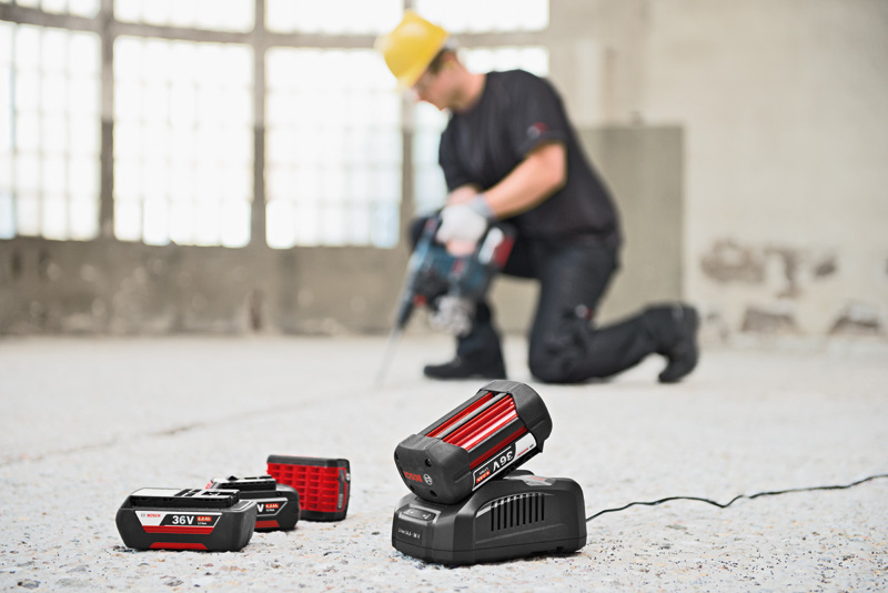 Akkus für Elektrowerkzeuge, Arbeiter beim Bohren. Anwendungsbild