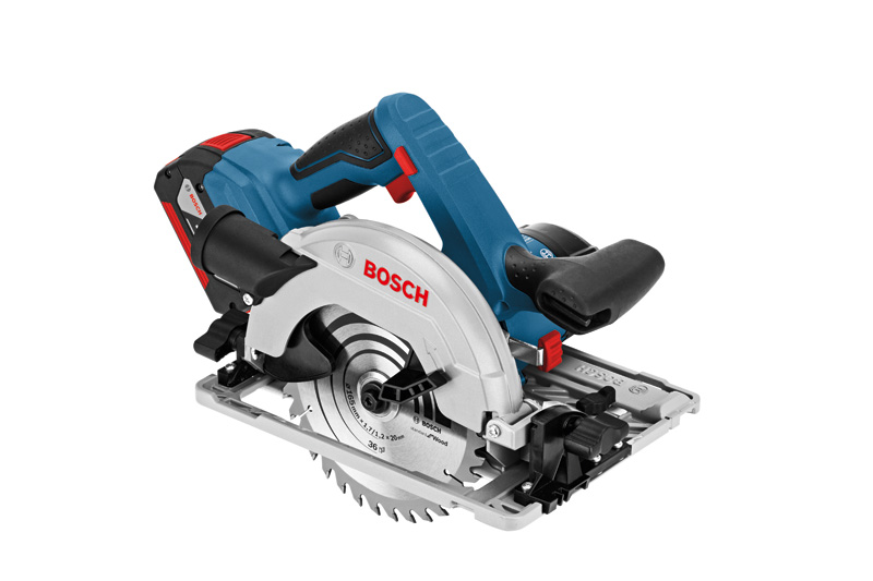 Akku-Kreissäge GKS 18 V-LI von Bosch zum Holzschneiden. Produktbild dynamisch