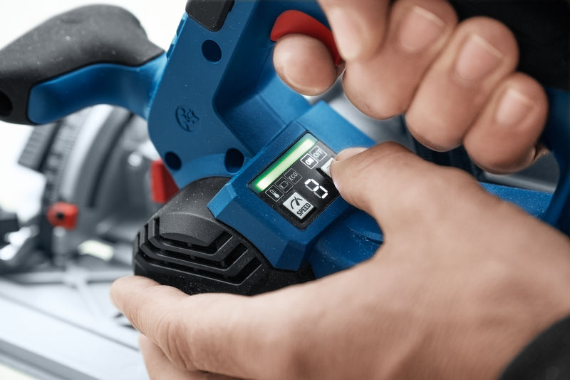 Eine Person passt die Geschwindigkeitseinstellungen eines blauen Elektrowerkzeugs über ein digitales Bedienfeld an. Anwendungsbild