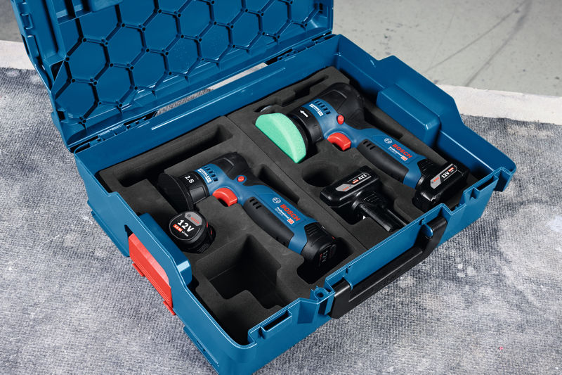 Akku-Polierset mit Akkupacks und Ladegerät in einer blauen Tragetasche. Anwendungsbild