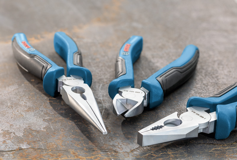 Dreiteiliger Zangensatz mit blauen und schwarzen Griffen, angeordnet auf einer Metalloberfläche. Anwendungsbild