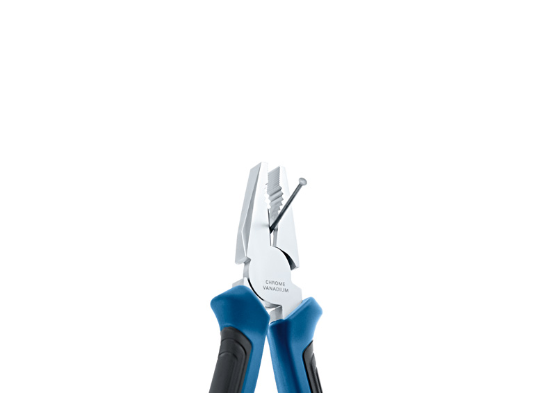Bosch Kombizange hält einen Nagel. Produktbild