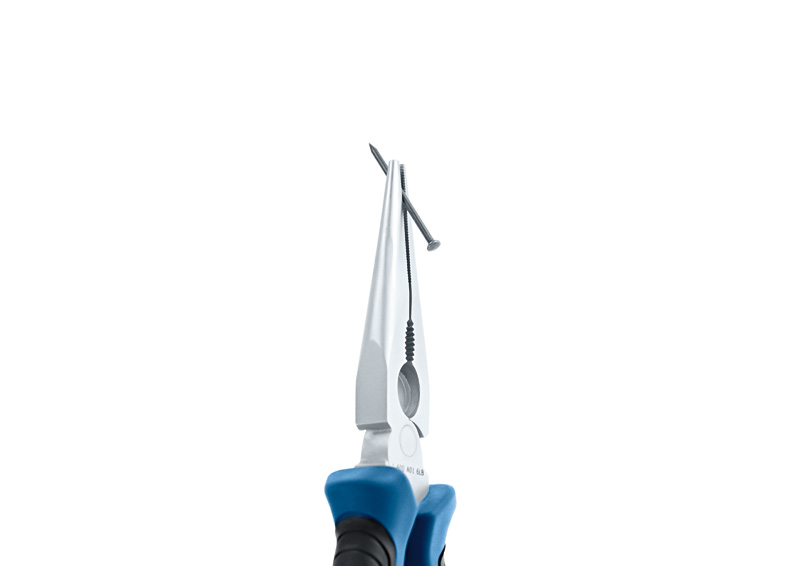 Eine Spitzzange von Bosch greift einen Nagel. Produktbild