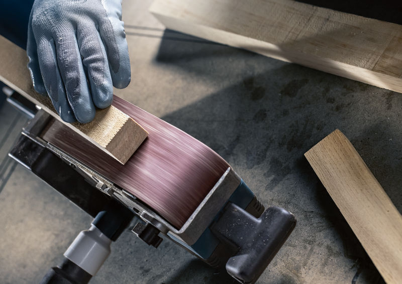 Bosch -Schleifband zum Glätten eines Holzbretts. Detailbild