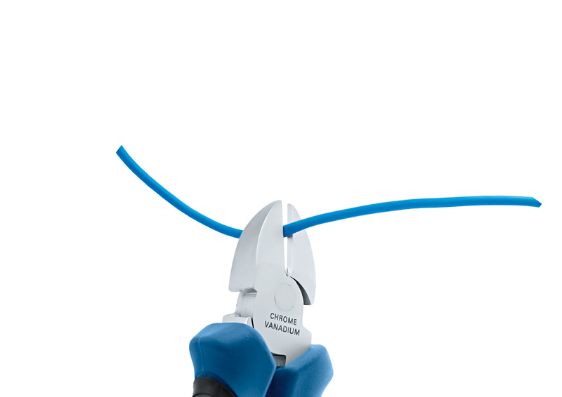 Seitenschneider von Bosch zum Schneiden blauer Gleichstromkabel. Produktbild