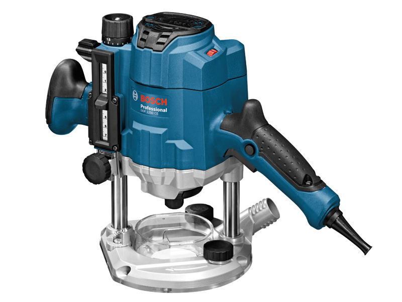 Oberfräse GOF 1250 CE von Bosch mit ergonomischen Griffen. Produktbild dynamisch