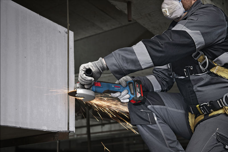 Eine Person mit Schutzausrüstung schleift einen Metallstrahl und erzeugt dabei Funken. Anwendungsbild