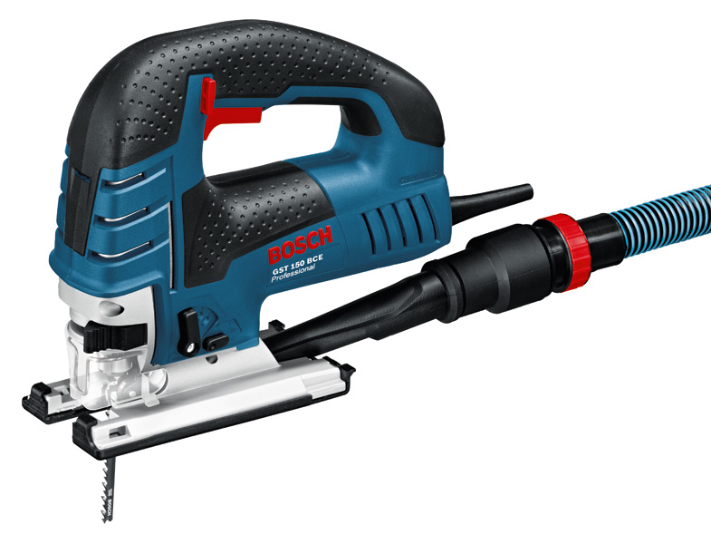 Stichsäge Bosch GST 150 BCE mit 780 W Aufnahmeleistung und 150 mm Holzschnitttiefe. Produktbild dynamisch