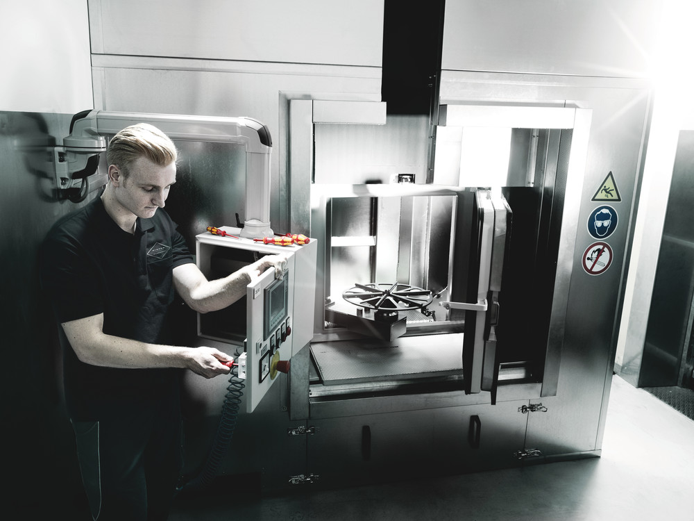 Die Stückprüfung bei 10.000 Volt gemäß IEC 60900 garantiert sicheres Arbeiten un