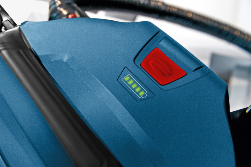 Die Batterieanzeige eines blauen Akku-Staubsaugers zeigt eine volle Ladung an. Anwendungsbild
