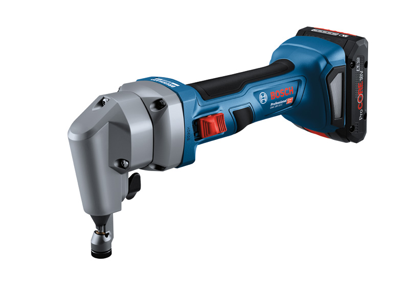 Akku-Knabber GNA 18V-16 E von Bosch zum Schneiden von Stahl. Produktbild dynamisch