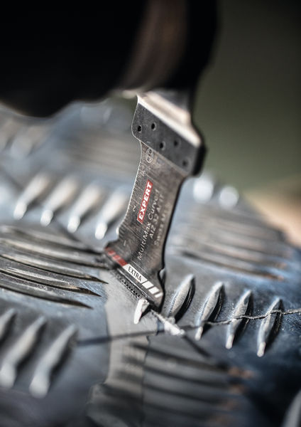 Die Klinge des Bosch Expert-Multitools schneidet hartes Material. Detailbild