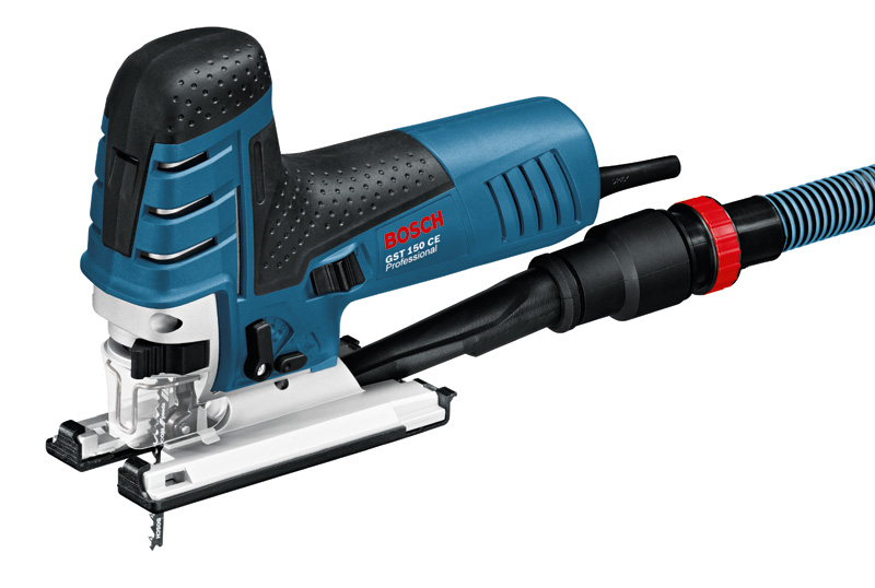 Stichsäge GST 150 CE von Bosch für tiefe Holzschnitte. Produktbild dynamisch
